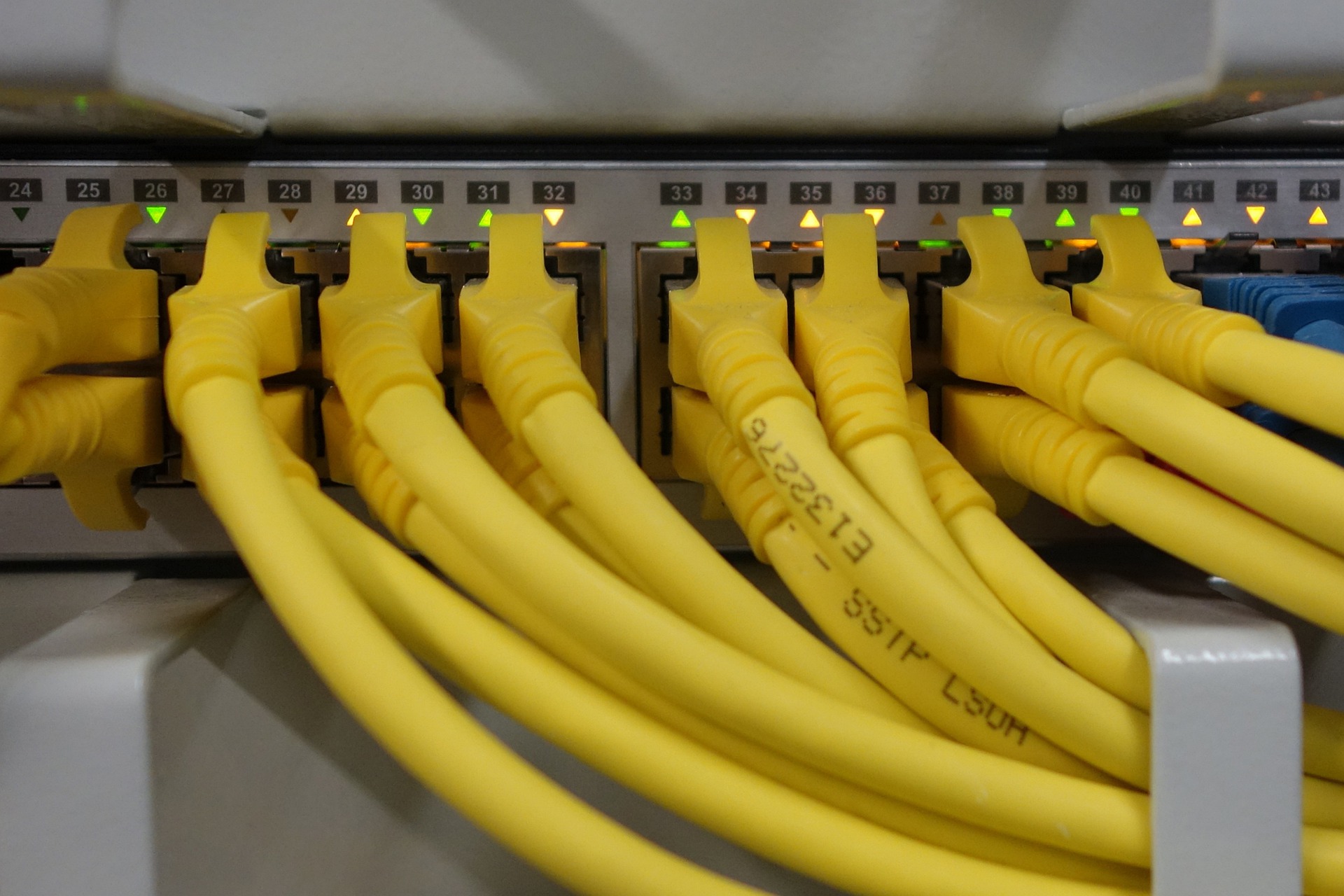 PC yellow cables technologie digitization procurement